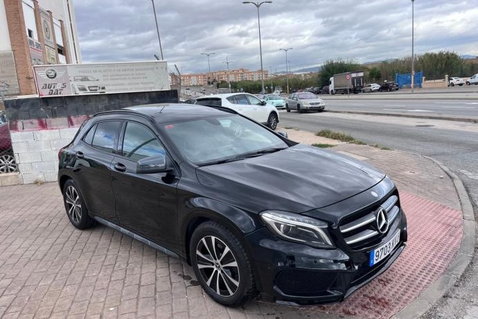 MERCEDES-BENZ GLA 200 AMG Line