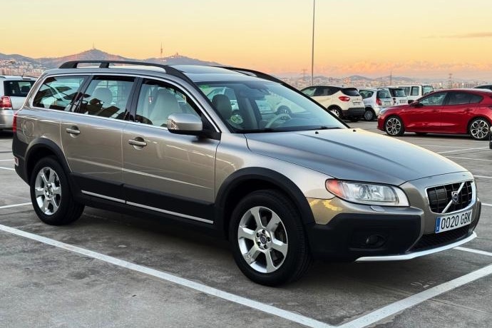 VOLVO XC70 D5 SUMMUM AWD AUTOMÁTICO con TECHO PANORÁMICO, CUERO COMPLETO...